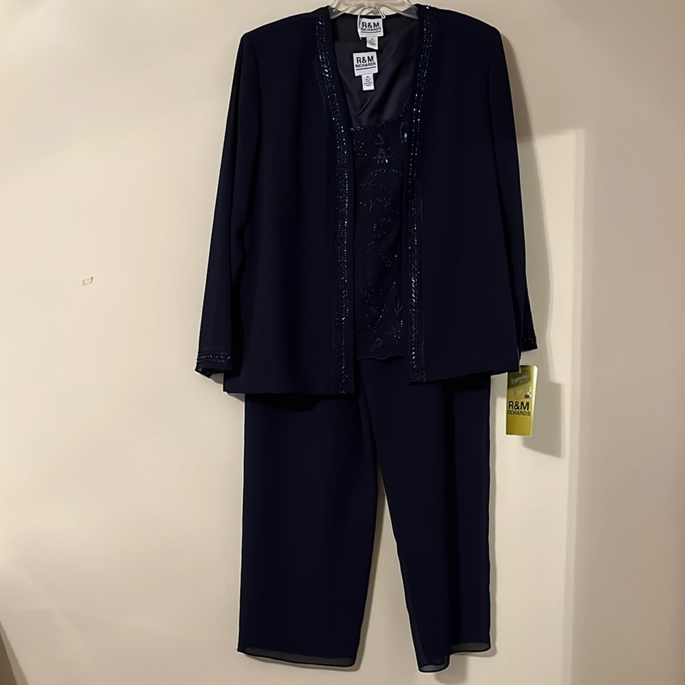 R&M Richard’s beautiful 3 piece cruise outfit.